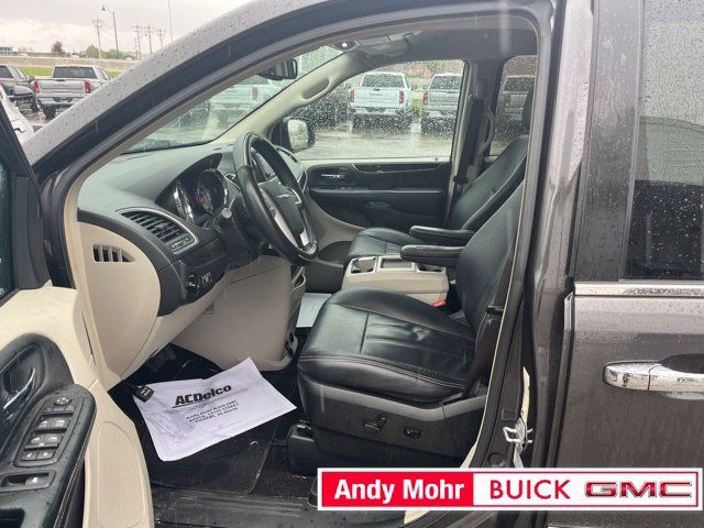 Used 2016 Chrysler Town & Country Touring w/ Driver Convenience Group FWD image 20