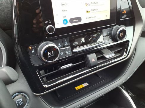 Certified 2023 Toyota Highlander XLE image 19