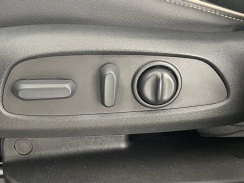 Used 2023 Chevrolet Traverse Premier image 35