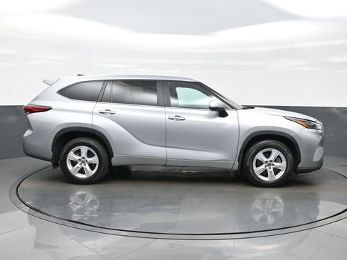 Used 2023 Toyota Highlander LE AWD/4WD image 7