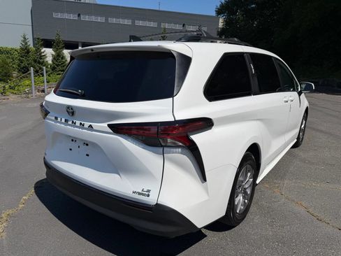 Used 2022 Toyota Sienna LE AWD/4WD image 9