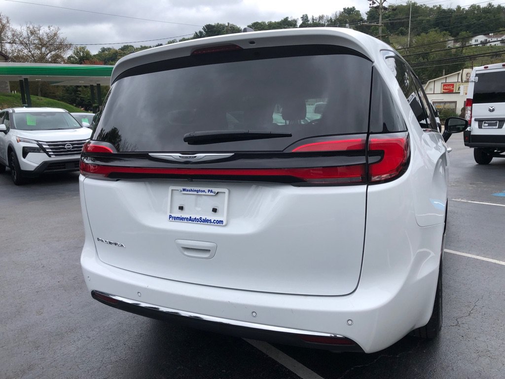 Used 2024 Chrysler Pacifica Touring-L FWD image 5