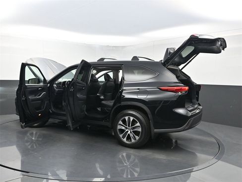 Used 2023 Toyota Highlander XLE image 39