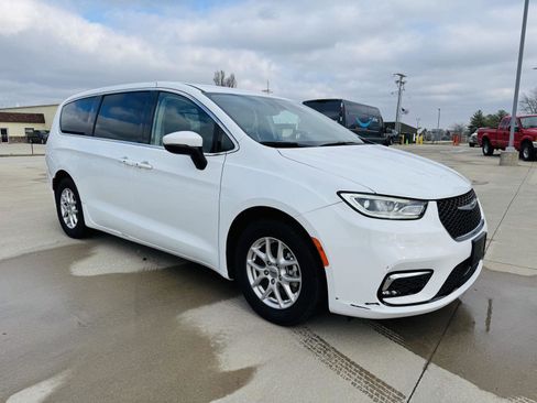 Used 2023 Chrysler Pacifica Touring-L image 2