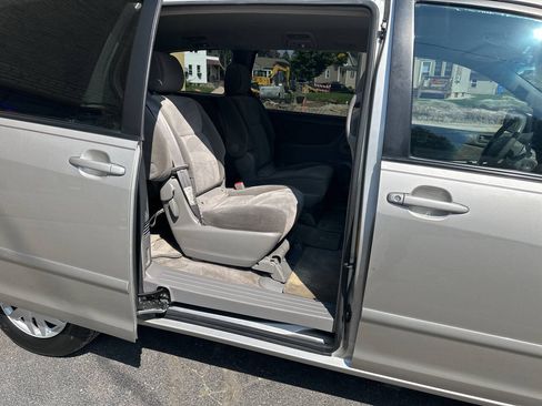 Used 2008 Toyota Sienna LE FWD image 11