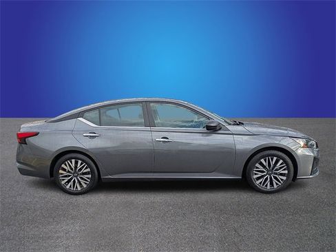 Used 2024 Nissan Altima 2.5 SV image 6