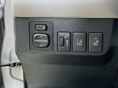 Used 2017 Toyota RAV4 Platinum FWD image 12