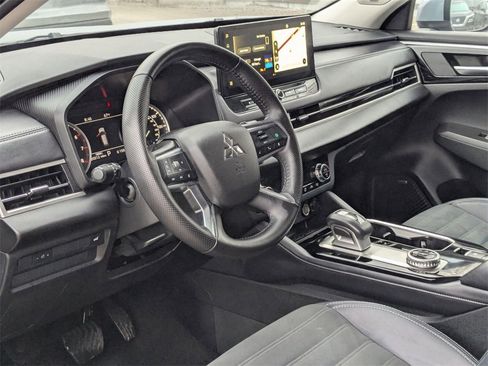 Used 2025 Mitsubishi Outlander SE image 14