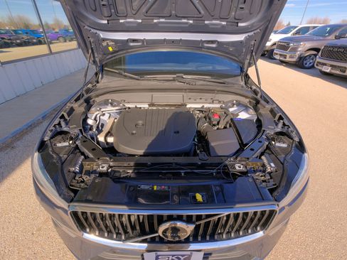 Used 2022 Volvo XC60 B5 Momentum image 38