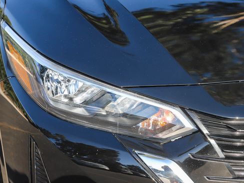 Used 2024 Nissan Sentra SV FWD image 4
