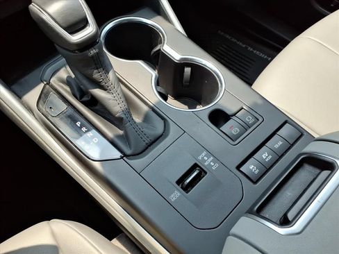 Used 2020 Toyota Highlander XLE AWD/4WD image 29