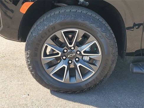 Used 2024 Chevrolet Suburban Z71 w/ Luxury Package image 34