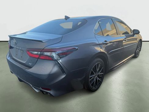 Used 2021 Toyota Camry SE image 4