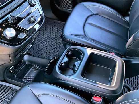 Used 2025 Chrysler Pacifica Select image 17