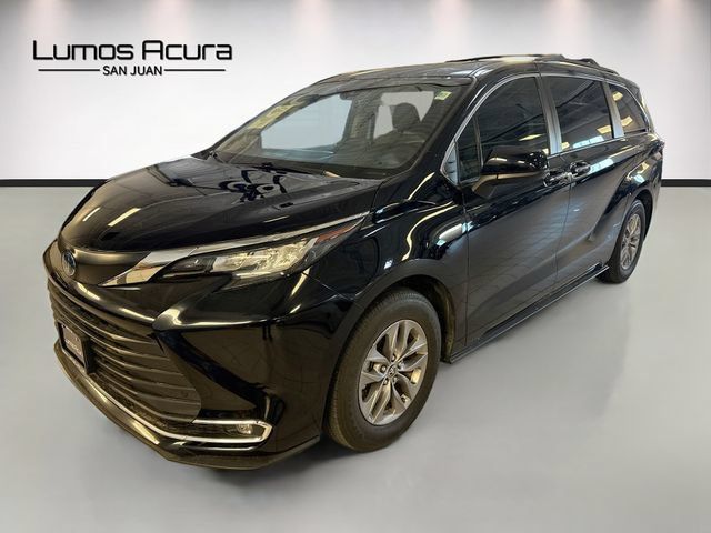 Used 2023 Toyota Sienna XLE w/ XLE Plus Package FWD image 3
