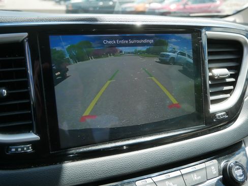 Used 2021 Chrysler Pacifica Touring-L FWD image 33