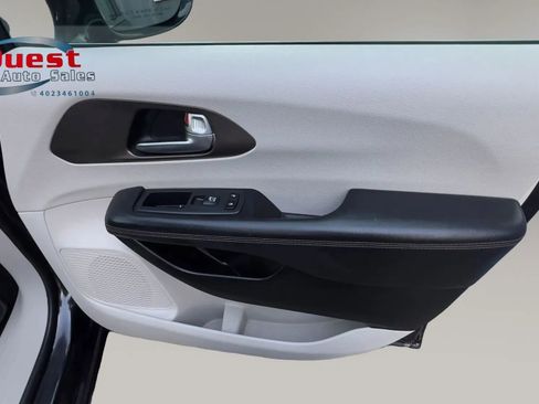 Used 2018 Chrysler Pacifica Touring-L Plus FWD image 24