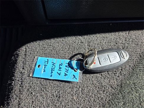 Used 2017 Nissan Titan SV image 24