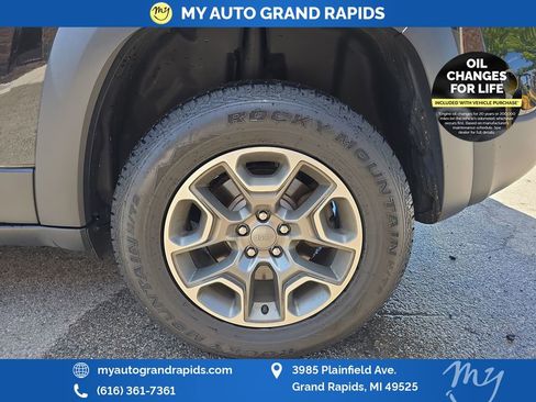 Used 2020 Jeep Cherokee Trailhawk w/ Cold Weather Group AWD/4WD image 30