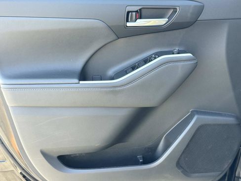 Used 2023 Toyota Highlander XLE image 18