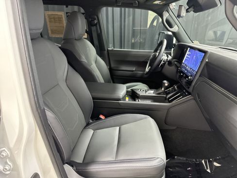 Used 2025 Lexus GX 550 w/ Accessory Package (2T) image 13