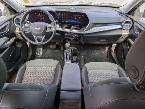 Used 2025 Chevrolet Trax LT w/ LT Convenience Package FWD image 15