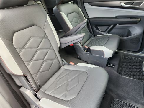 Used 2025 Volkswagen Atlas Peak Edition SE image 17