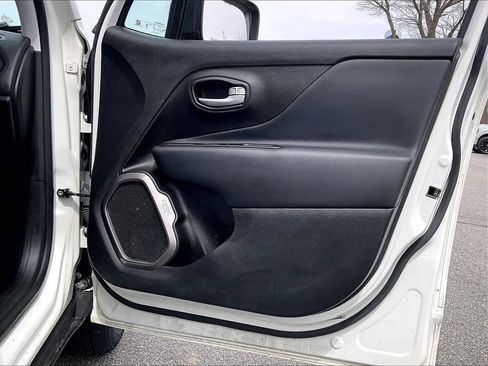 Used 2023 Jeep Renegade Latitude image 11