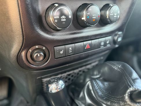 Used 2015 Jeep Wrangler Rubicon w/ Power Convenience Group AWD/4WD image 24