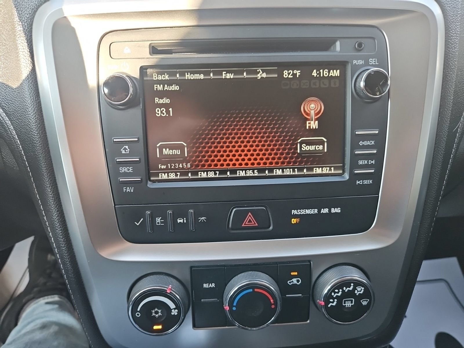 Used 2015 GMC Acadia SLE FWD image 25