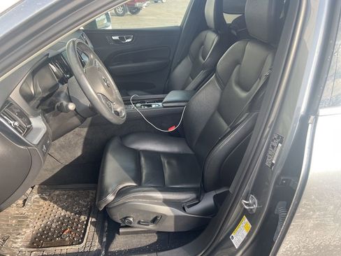 Used 2019 Volvo XC60 T5 Momentum w/ Premium Package image 2