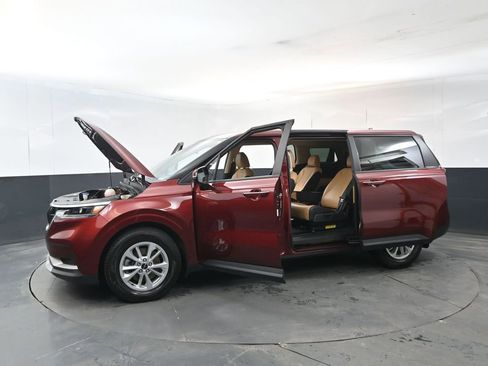 Certified 2024 Kia Carnival LX image 31