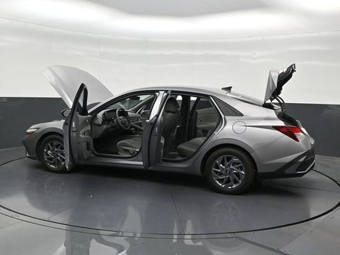 Used 2024 Hyundai Elantra SEL FWD image 34