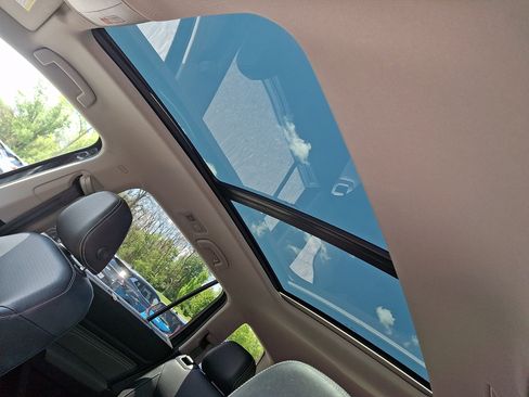 Used 2023 Volkswagen Atlas SE w/ Panoramic Sunroof Package AWD/4WD image 15