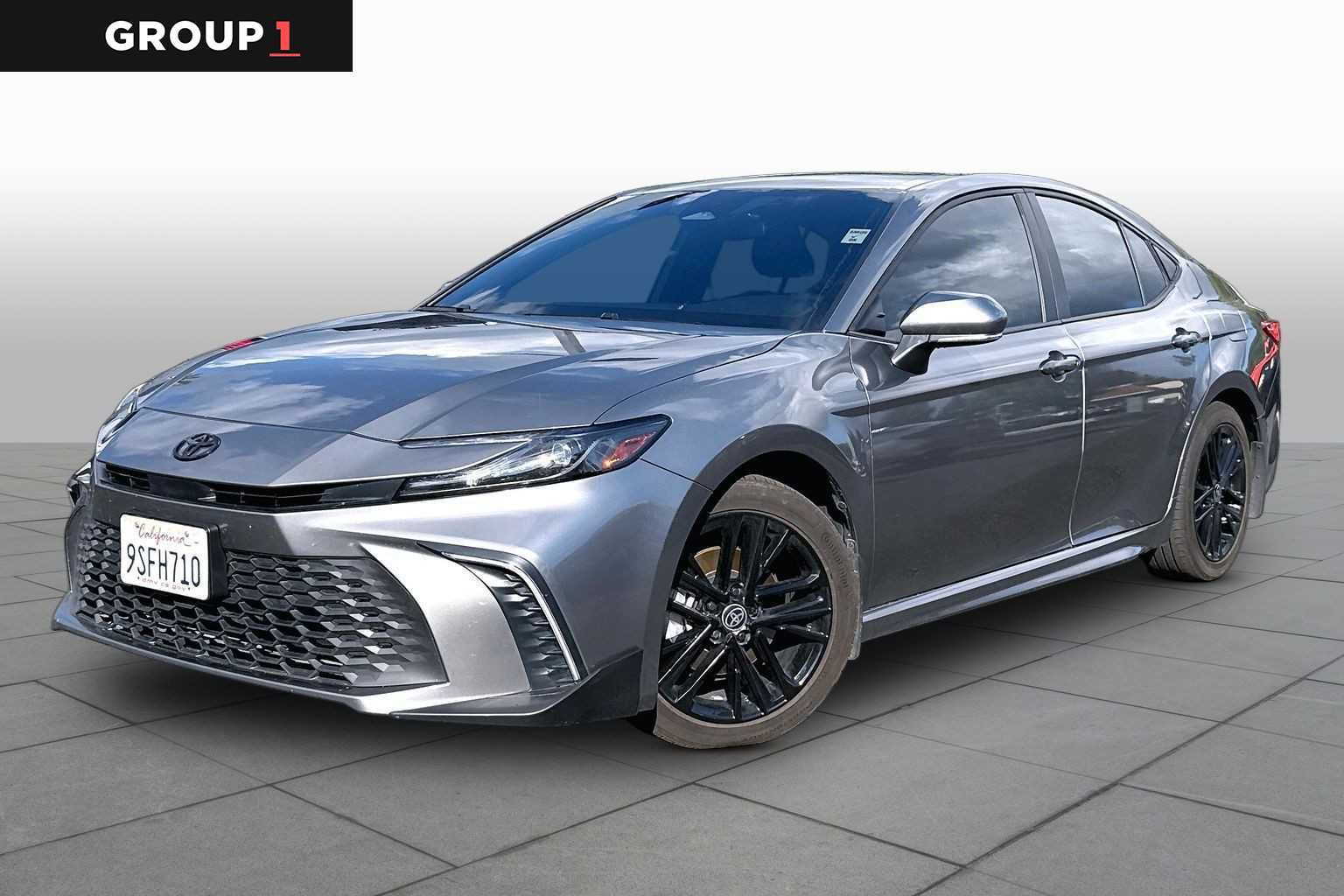 Used 2025 Toyota Camry SE FWD image 1