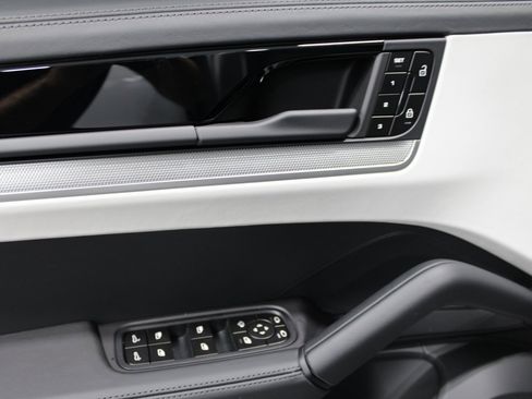 New 2026 Porsche Cayenne image 25