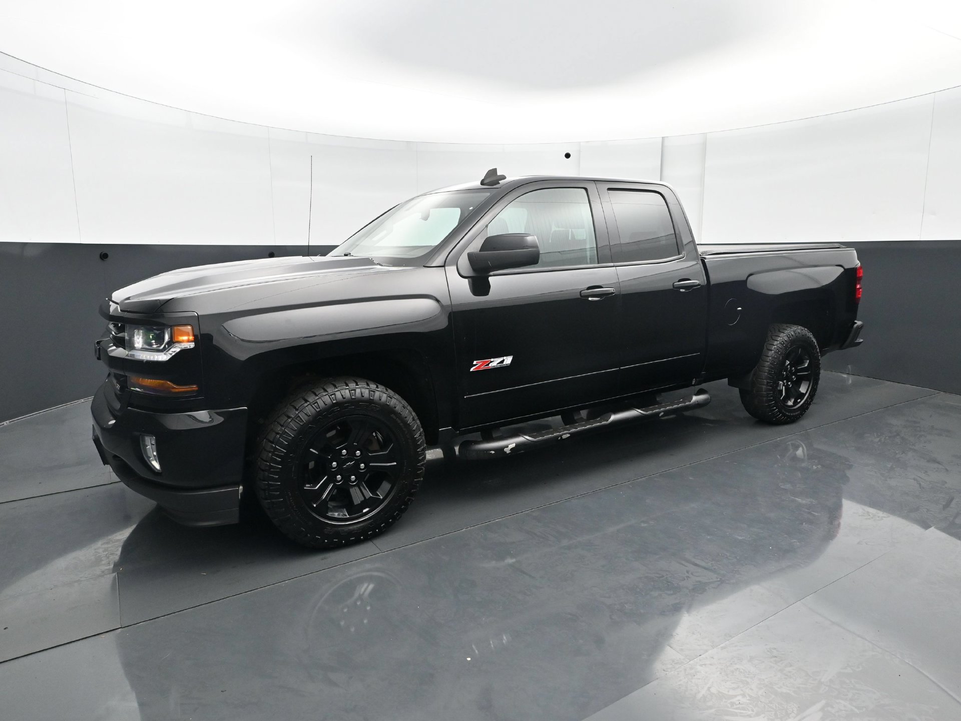 Used 2018 Chevrolet Silverado 1500 LT w/ Midnight Edition AWD/4WD image 2