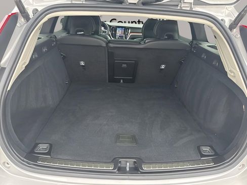 Used 2025 Volvo V60 B5 Cross Country Plus image 30