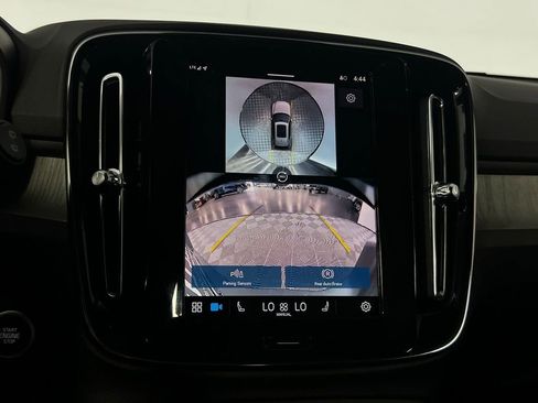 Used 2025 Volvo XC40 B5 Plus image 21