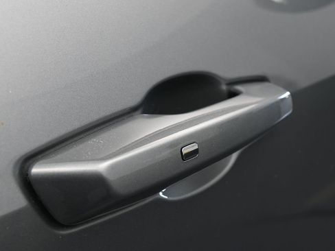 Used 2025 Chevrolet Traverse LT image 42