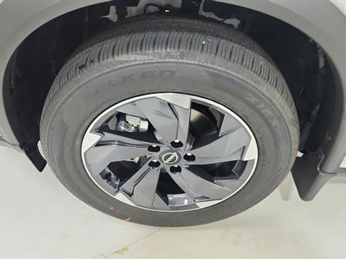 Used 2025 Nissan Rogue SV w/ SV Premium Package FWD image 33