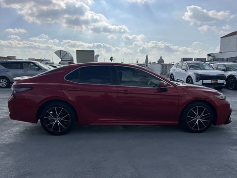 Used 2022 Toyota Camry SE w/ Carpet Mat Package (TMS) image 9