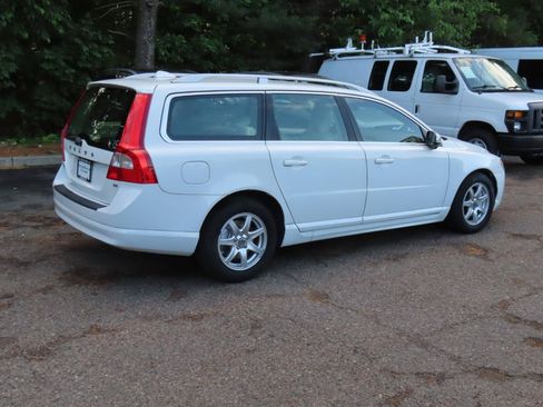 Used 2010 Volvo V70 FWD image 5
