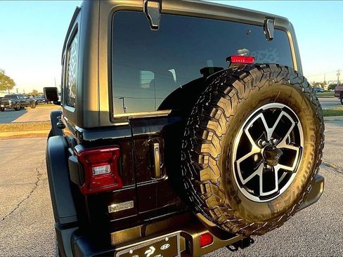 Used 2025 Jeep Wrangler Unlimited Rubicon w/ Technology Group image 33