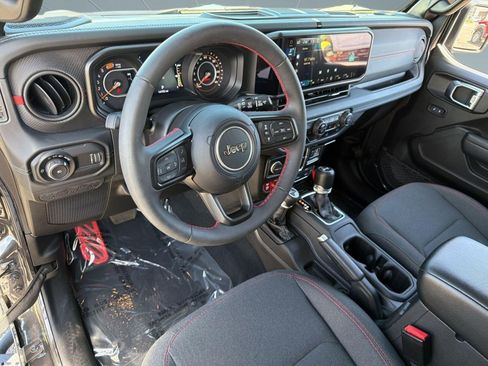 Used 2024 Jeep Wrangler Unlimited Rubicon w/ Convenience Group AWD/4WD image 4