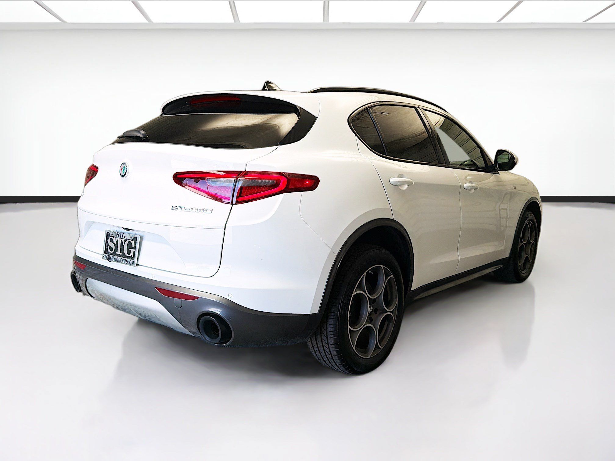 Used 2023 Alfa Romeo Stelvio Ti AWD/4WD image 4