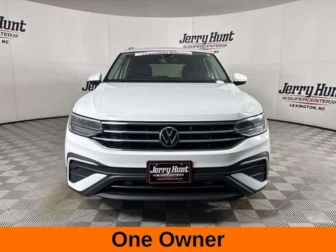 Used 2022 Volkswagen Tiguan SE w/ Panoramic Sunroof Package AWD/4WD image 3