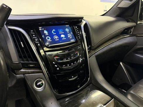 Used 2017 Cadillac Escalade ESV Platinum AWD/4WD image 22