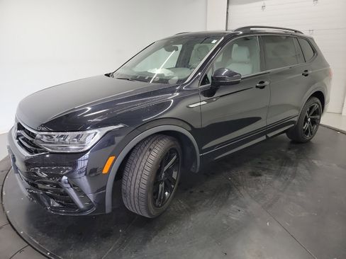 Used 2023 Volkswagen Tiguan SE R-Line AWD/4WD image 3