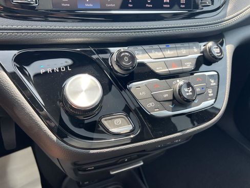 New 2025 Chrysler Pacifica Select w/ Uconnect Theater Family Group image 28